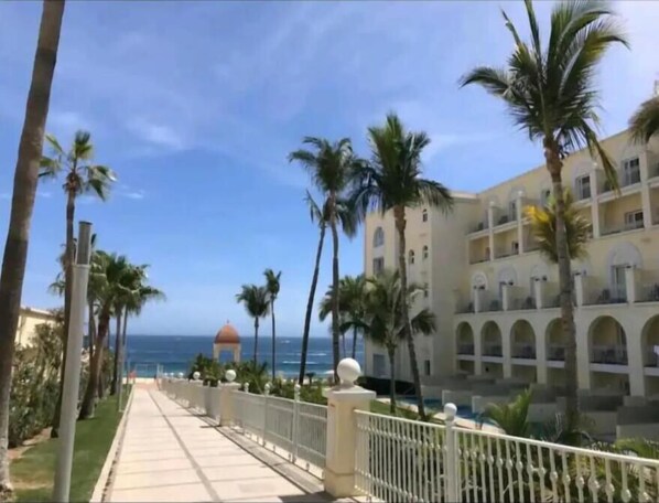 Property grounds - BajaSur D, short walk to the beach & Rooftop pool (Cabo San Lucas)