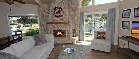 Télévision, cheminée, lecteur de DVD