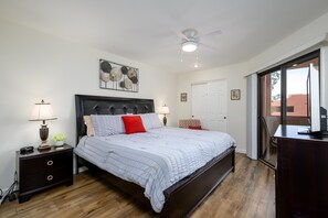 1 slaapkamer, een bureau, een strijkplank/strijkijzer, reisbedje