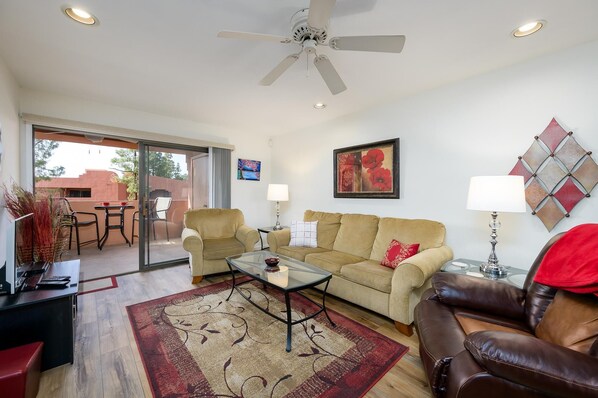 Een smart-tv, een tafeltennistafel, boeken en een printer