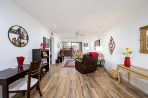 Smart-tv, een tafeltennistafel, boeken en een printer