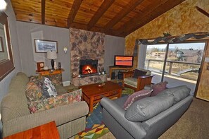 Televisio, takka, DVD-soitin, pöytäjalkapallopöytä