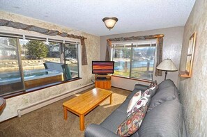 Televisio, takka, DVD-soitin, pöytäjalkapallopöytä