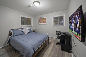 2 bedrooms, desk, iron/ironing board, travel cot - Cozy 2BD Apartment Near Ferndale (Hazel Park)