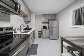 Fridge, microwave, oven, stovetop - Cozy 2BD Apartment Near Ferndale (Hazel Park)