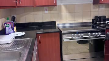 Refrigerador con congelador, microondas, horno y parrilla de estufa