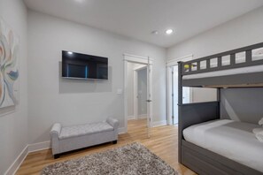 4 habitaciones, escritorio y tabla de planchar con plancha