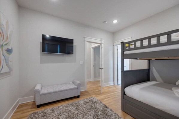 5 bedrooms, desk, iron/ironing board, travel crib