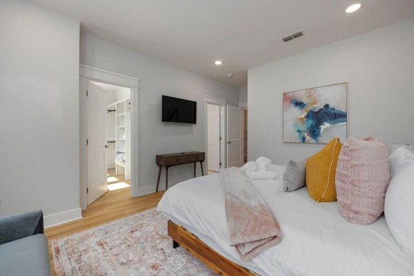 4 bedrooms, desk, iron/ironing board, travel crib - East Nashville Bliss – Pool and Putt-Putt Paradise (Nashville)