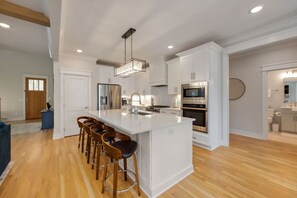 Køleskab, mikrobølgeovn, ovn, kogeplade