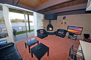 Televisión, chimenea, reproductor de DVD