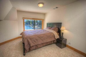 4 bedrooms - Waterfront Home for 12 with Indoor Pool, Boat Dock and Indoor Hot Tub! (South Lake Tahoe)