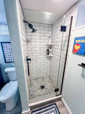 Een douche, een haardroger, handdoeken, zeep