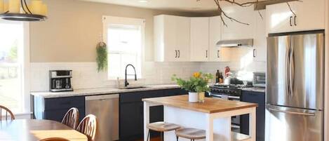 Kylskåp, mikrovågsugn, ugn och spishäll