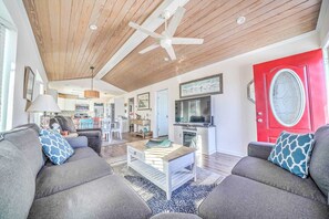 TV - 721 Sailfish - Stunning 3 Bedroom - Private Beach Access & Golf Cart included (Panama City Beach)