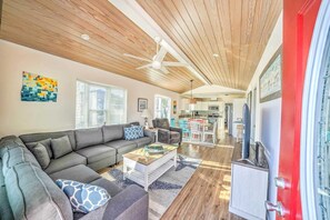 TV - 721 Sailfish - Stunning 3 Bedroom - Private Beach Access & Golf Cart included (Panama City Beach)