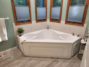 Shower, jetted bath, hair dryer, towels