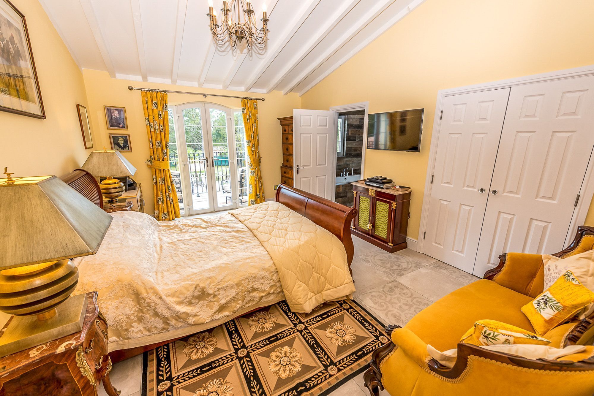 4 bedrooms, iron/ironing board, bed sheets