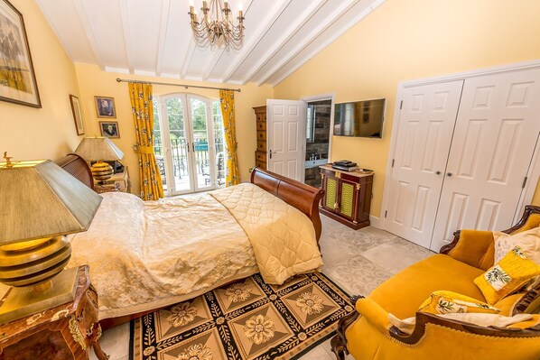 4 bedrooms, iron/ironing board, WiFi, bed sheets