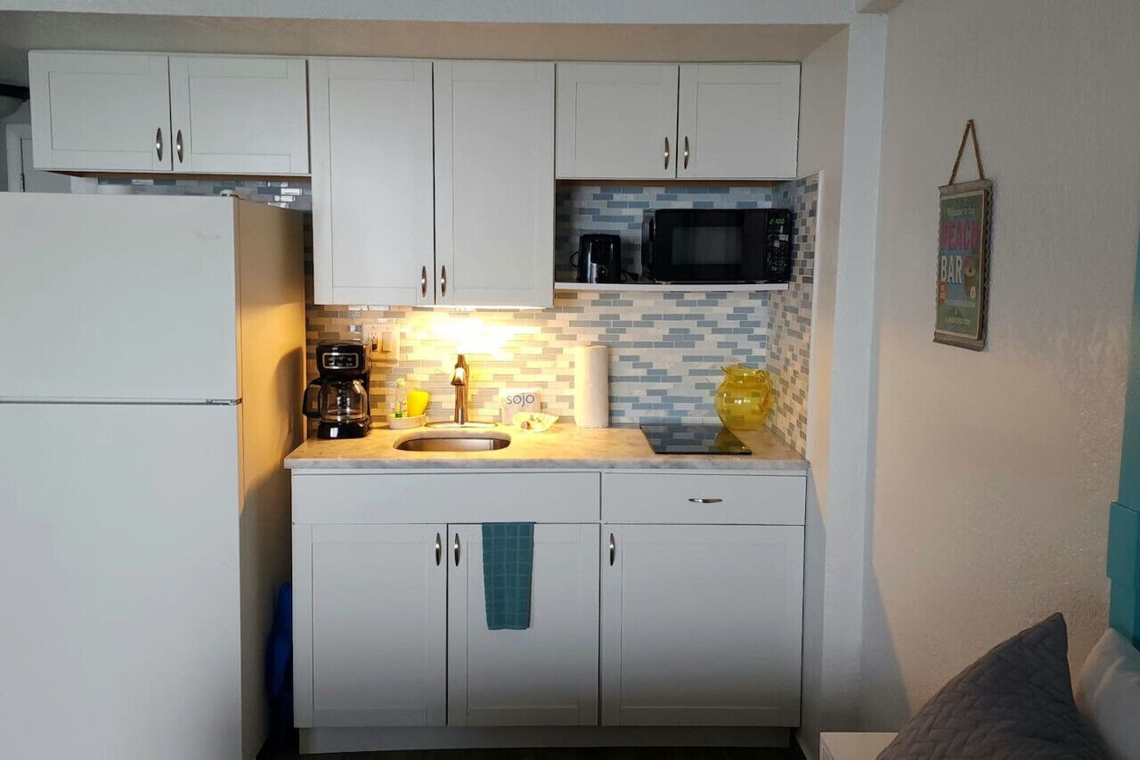 Geladeira, micro-ondas, cooktop, lava-louças