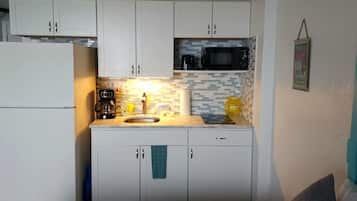 Geladeira, micro-ondas, cooktop, lava-louças