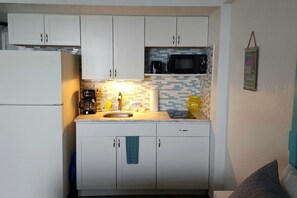 Frigorífico, microondas, placa de cocina y lavavajillas