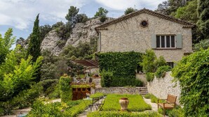 A stone house with a garden, a patio, and a staircase leading to the entrance. - Mas Mayeaux - Six Bedroom Villa, Sleeps 12 (Vaison-la-Romaine)