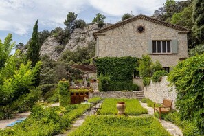 Property grounds - Mas Mayeaux - Six Bedroom Villa, Sleeps 12 (Vaison-la-Romaine)