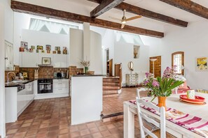 Dishwasher, high chair - Mas Mayeaux - Six Bedroom Villa, Sleeps 12 (Vaison-la-Romaine)