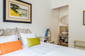 6 bedrooms, iron/ironing board, Internet, bed sheets
