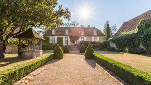 Il s'agit d'un bâtiment traditionnel doté d'une façade symétrique, d'une entrée centrale et d'un chemin de gravier menant à l'entrée.
