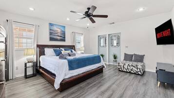 3 dormitorios, escritorio, tabla de planchar con plancha y cuna de viaje