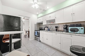 Frigorífic, microones, forn i placa de cuina 