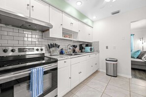 Køleskab, mikrobølgeovn, ovn, kogeplade