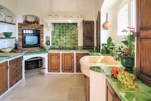 電子レンジ、食器洗い機、ハイチェア