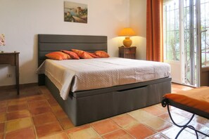 3 makuuhuonetta, silitysrauta/-lauta, internet, vuodevaatteet