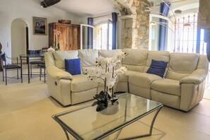 Takka, DVD-soitin, pöytätennispöytä