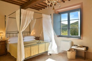 10 bedrooms, iron/ironing board, internet, bed sheets