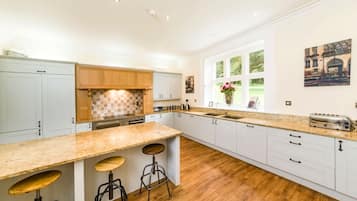 Lavavajillas y trona infantil