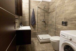 Dusche, Haartrockner, Handtücher, Seife