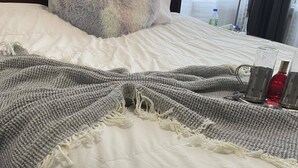 A bed with a white duvet and a grey knitted throw. - À 5 min du Parc Carthage Land! Magnifique Villa Avec Piscine Creusée à Louer (Hammamet)
