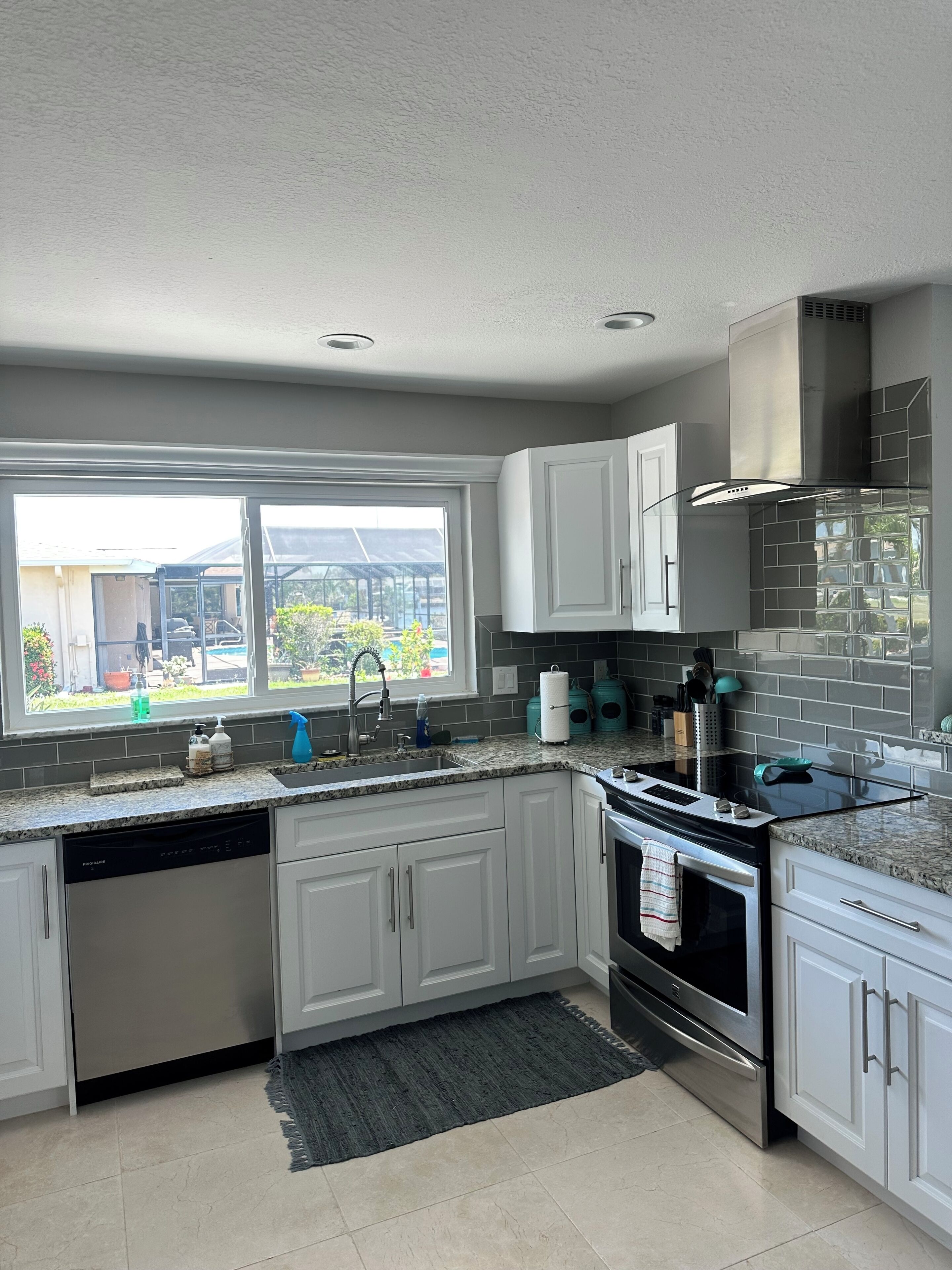 Mikrobølgeovn, ovn, kokeplater og oppvaskmaskin