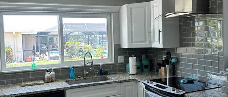 Mikrobølgeovn, ovn, kokeplater og oppvaskmaskin