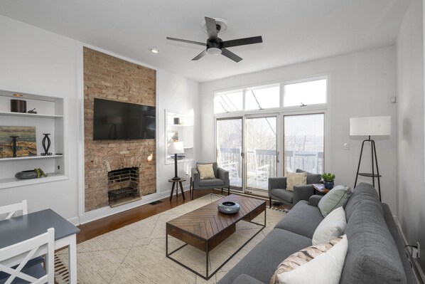 Casa, diversos llits, balcó, vistes a la ciutat | Sala d'estar | Televisor 