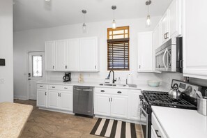 ハウス ベッド (複数台) バルコニー シティビュー | 専用キッチン | 冷蔵庫、電子レンジ、オーブン、コンロ