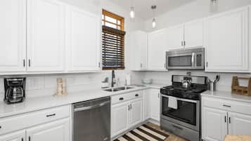 Rumah, Beberapa Tempat Tidur, balkon, pemandangan kota | Dapur pribadi | Lemari es, microwave, oven, dan kompor