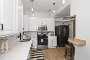 Casa, diversos llits, balcó, vistes a la ciutat | Cuina privada | Frigorífic, microones, forn i placa de cuina 