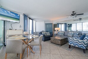 Apartment, Mehrere Betten, Balkon, Meerblick | Wohnbereich | Fernseher