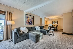 公寓客房, 1 張加大雙人床, 熱水浴缸, 山景 (Peak 9 Mountainside) | 客廳 | 50 吋平面電視連數碼電視頻道、壁爐