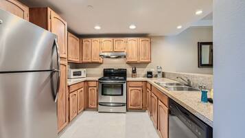 Condo, 1 Queen Bed, Hot Tub, Mountain View (Peak 9 Mountainside) | Private kitchen | Fridge, microwave, oven, stovetop